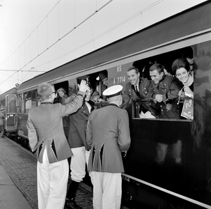 856622 Afbeelding van enkele gekostumeerde leden van het Rotterdams Studenten Corps op een van de perrons van het ...